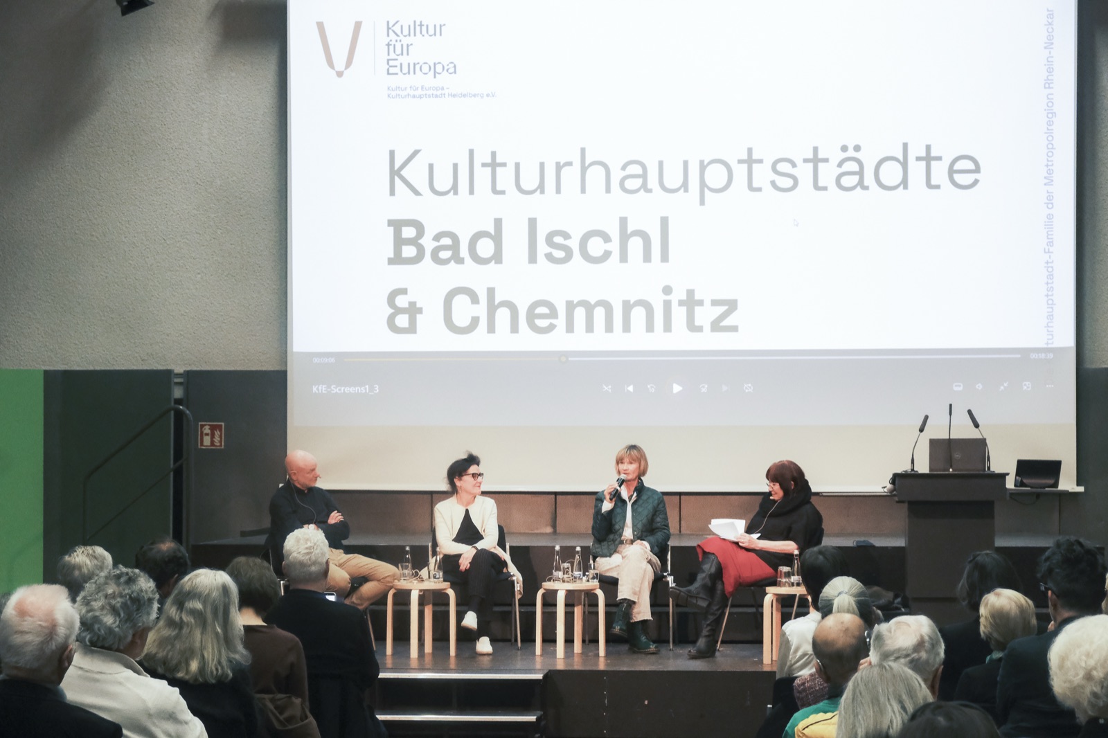 Austausch im Festsaal