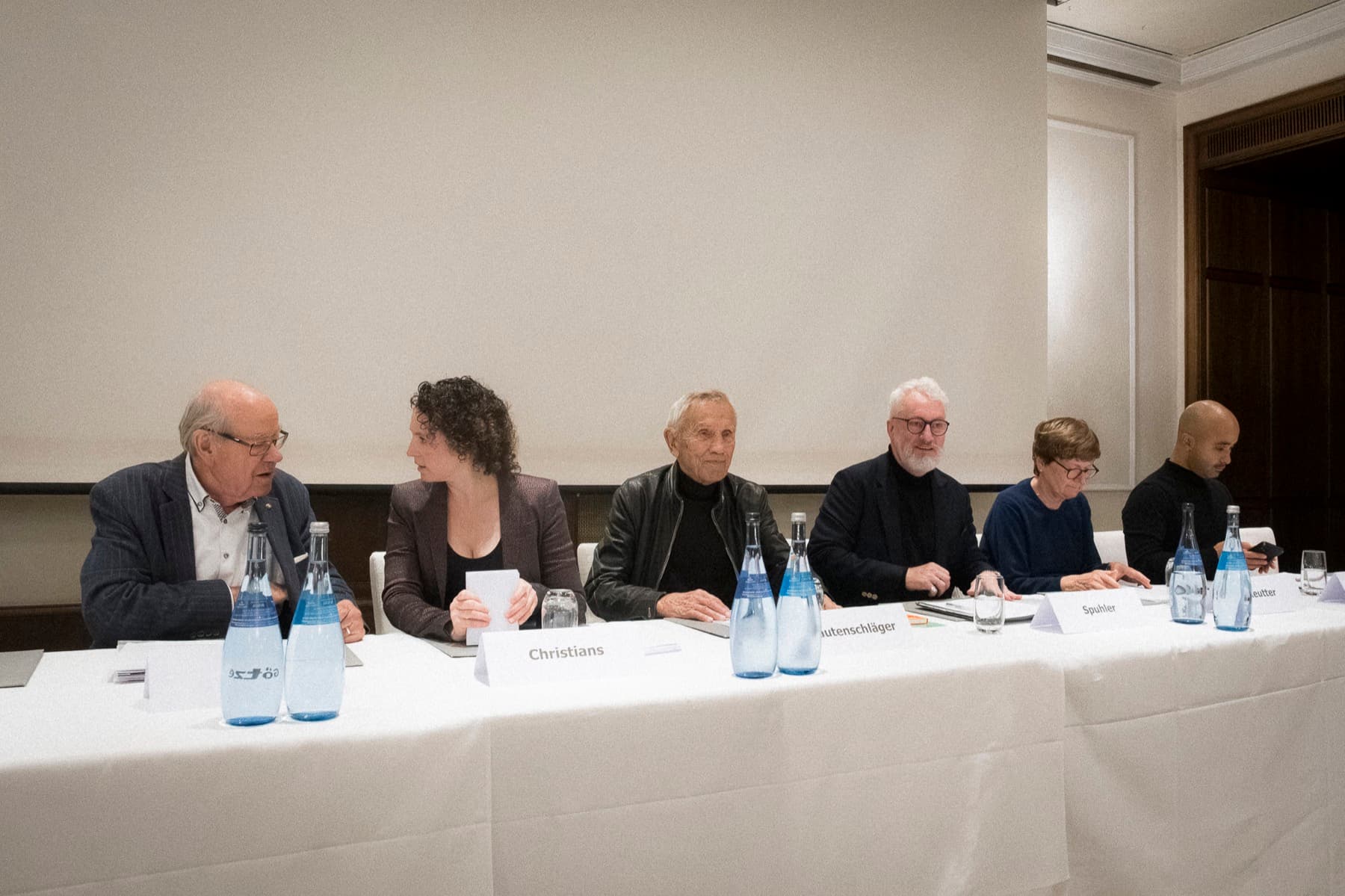 Salon 2 in der Galerie Marianne Heller