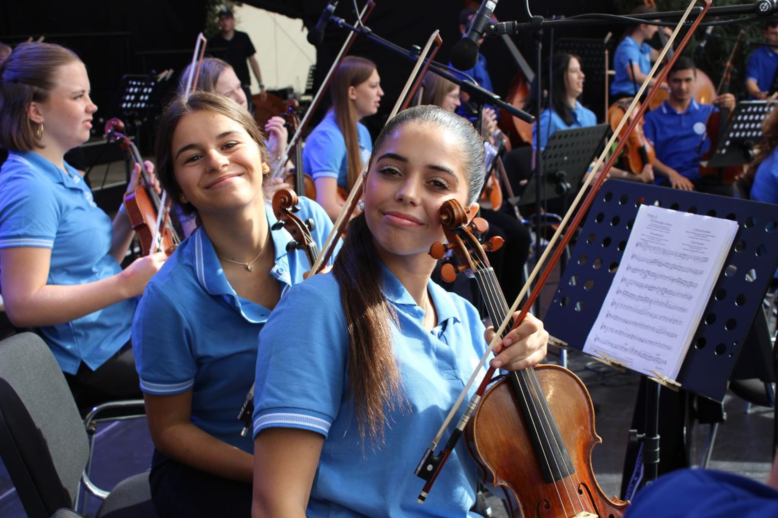 Junge Musikerinnen und Musiker des European Youth Orchestra mit Streichinstrumenten
