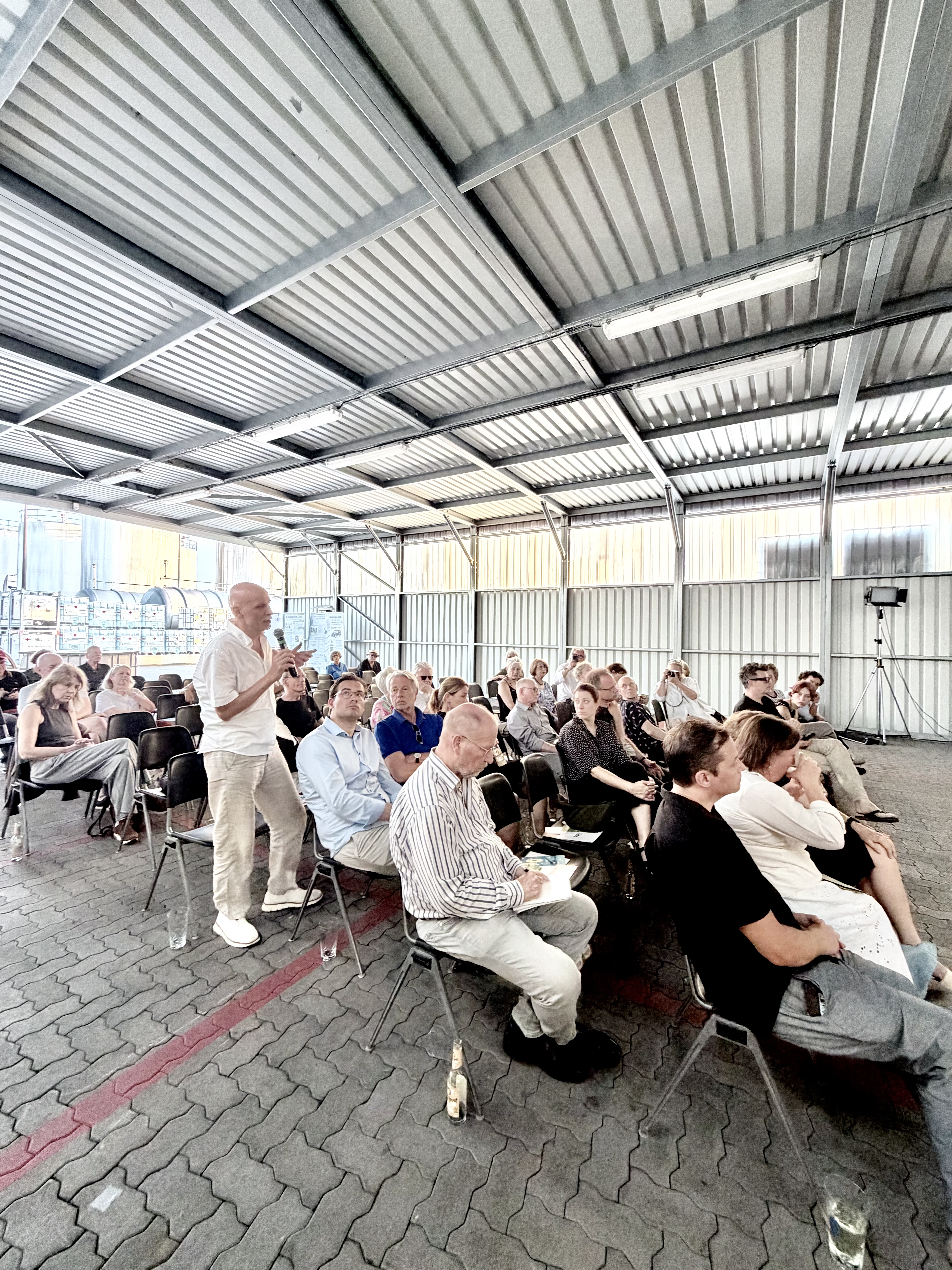 Publikum und Diskussion in der Leer.gut.Halle