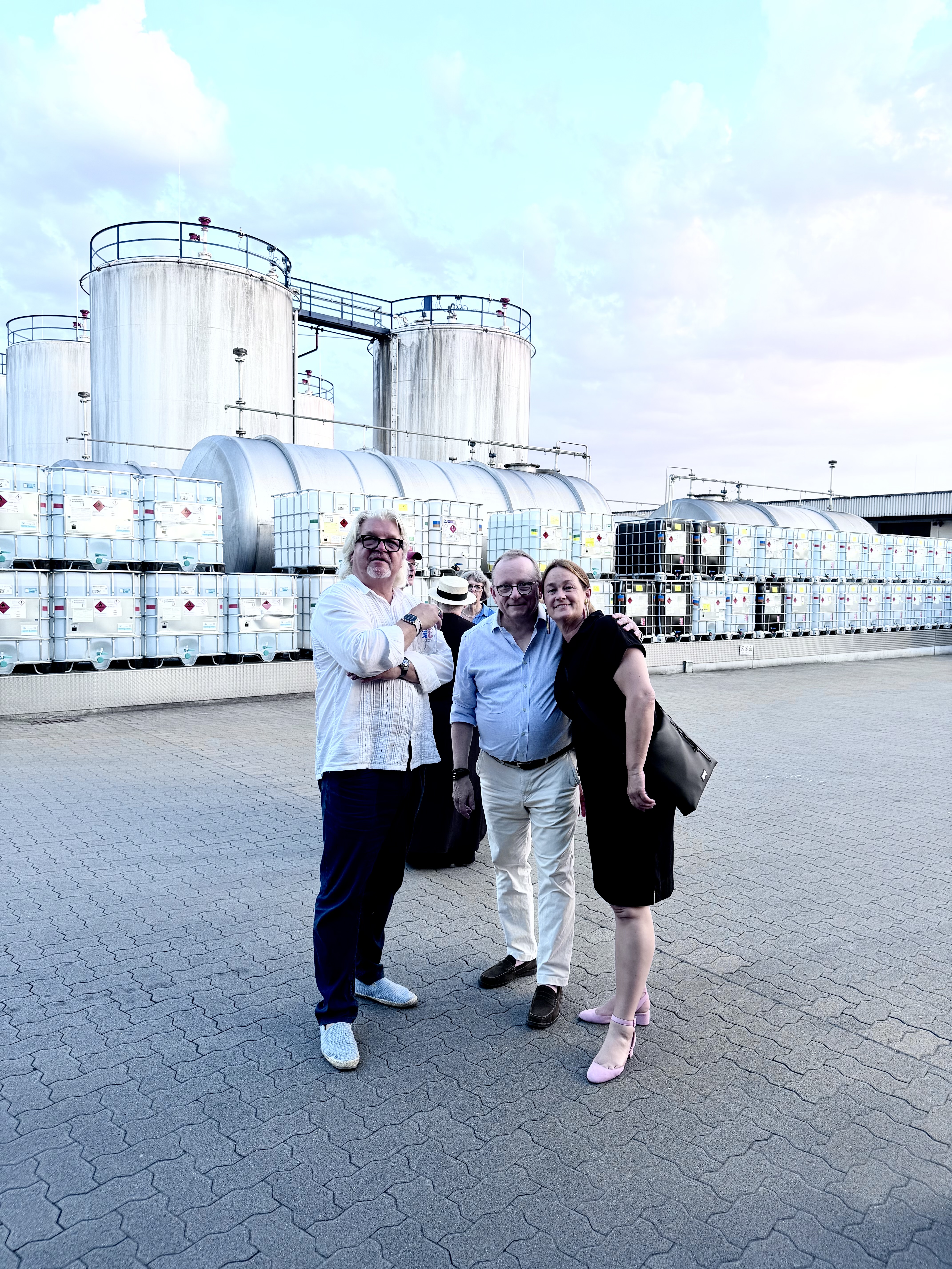 Gäste vor dem industriellen Umfeld des Berkel-Areals