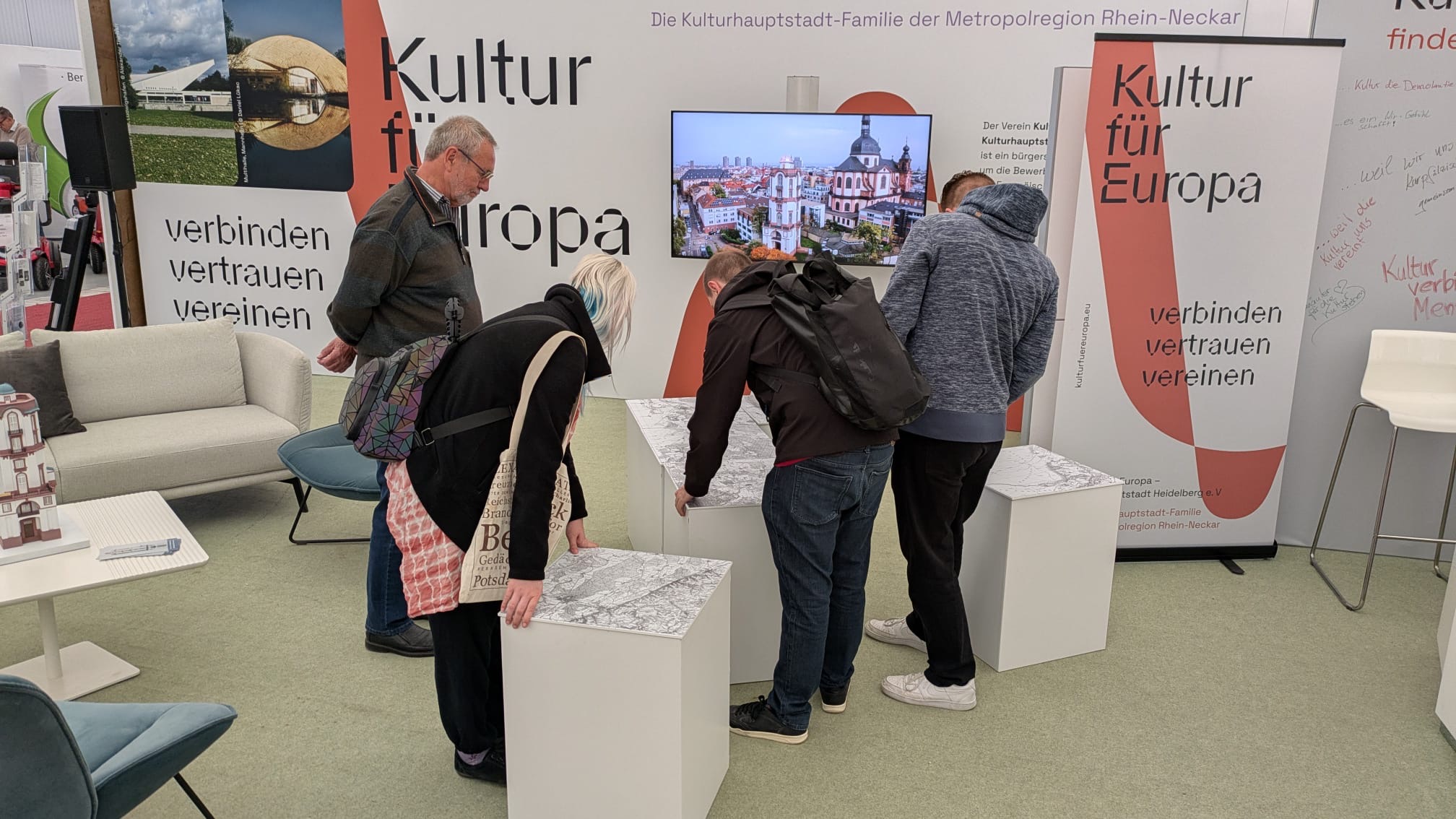 Besucherinnen und Besucher betrachten die Präsentation der Alten Sternwarte Mannheim
